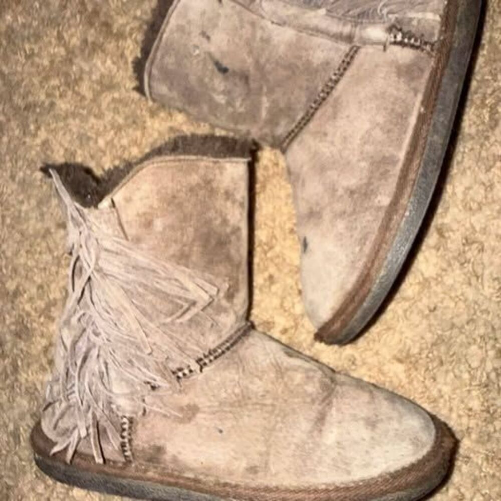 Lamo Fringe Boots size 4 winter cozy thread fringe
